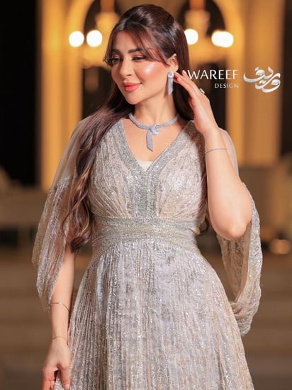 فستان فضي طويل بتطريز لامع وأكمام واسعة – أناقة فاخرة بقصة V