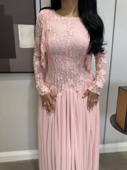 فستان وردي بتطريز ناعم وتنورة بليسيه