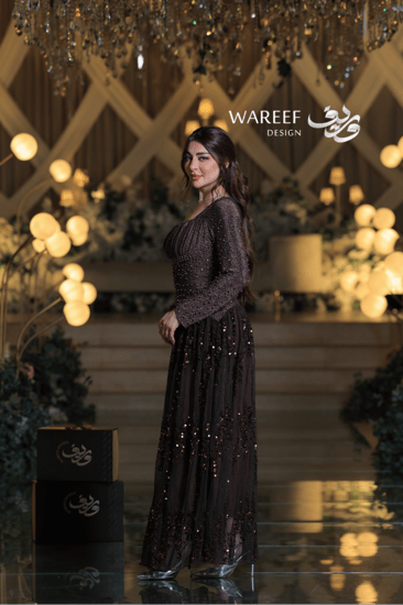 فستان سهرة طويل بتطريز لؤلؤي ولمسات براقة أنيقة