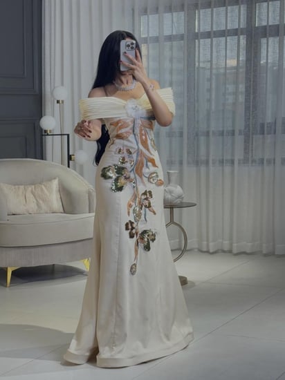 فستان ناعم بلون انيق بتطريز زهور إرترية