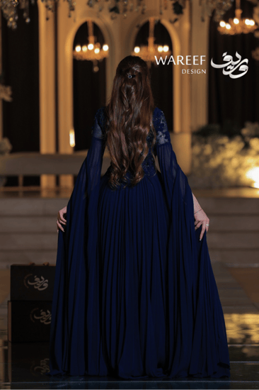 فستان سهرة ازرق طويل ملكي ناعم مع أكمام شفافة مزخرفة