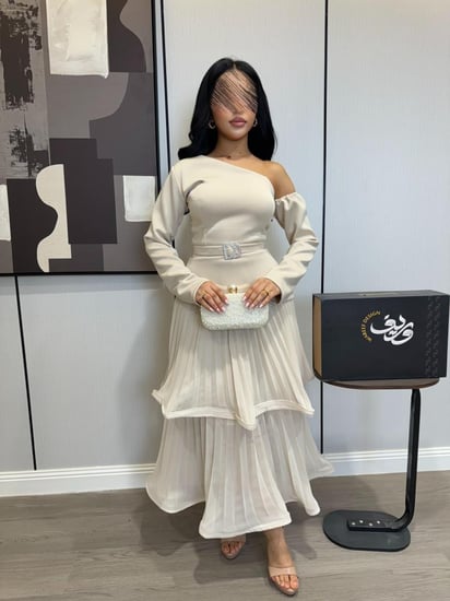 فستان أوف وايت بطبقات بليسيه وتصميم كتف واحد