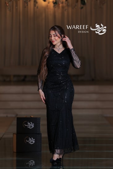 فستان سهرة أسود طويل ضيق وأكمام طويلة