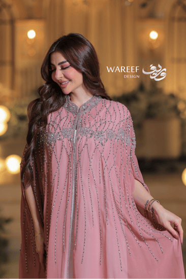 جلابية وردية بتطريز فضي أنيق