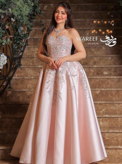 فستان سهرة باللون الزهري مزين بتطريز  لامع وفخم