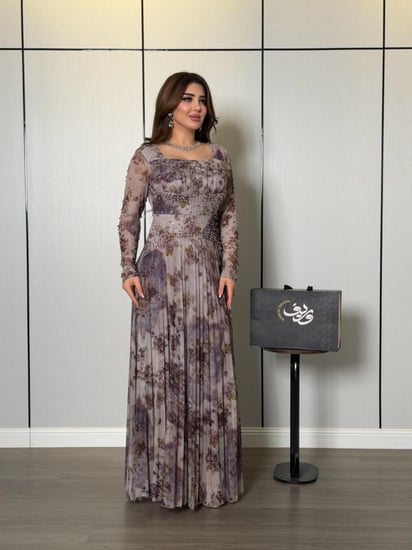 فستان مورّد بتفاصيل خرزية وقصة ملكية