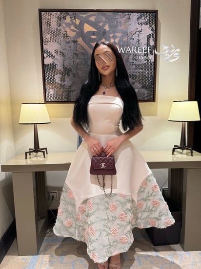 فستان سهرة عاجي مطرز بورود وردية ناعمة