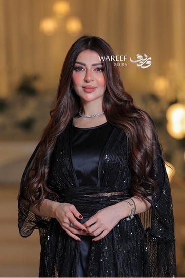 جلابية فاخرة بتطريز لامع وقصّة خصر أنيقة