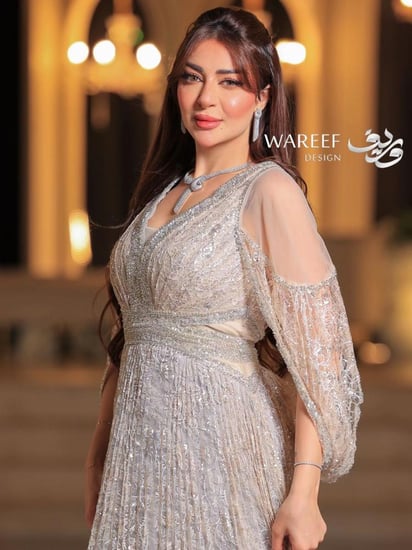 فستان فضي طويل بتطريز لامع وأكمام واسعة – أناقة فاخرة بقصة V