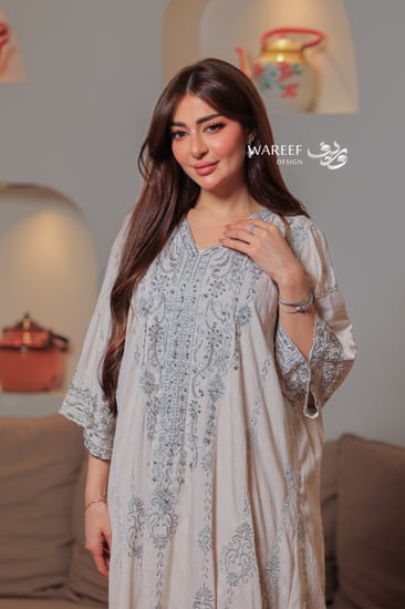 جلابية رمادية فاتحة بتطريز فضي متناثر وقصة انسيابية راقية