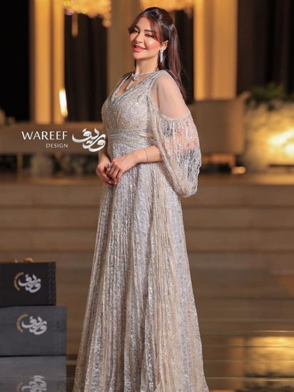 فستان فضي طويل بتطريز لامع وأكمام واسعة – أناقة فاخرة بقصة V