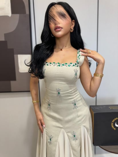 فستان أوف وايت بتطريز أخضر وتنورة شيفون متدرجة