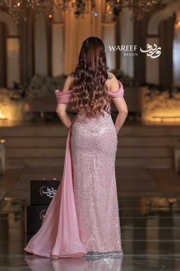 فستان وردي اوف شولدر بتطريز مميز