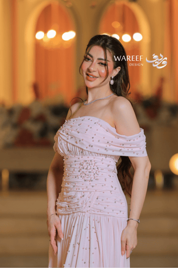 فستان سهرة وردي مزخرف بتفاصيل لؤلؤية