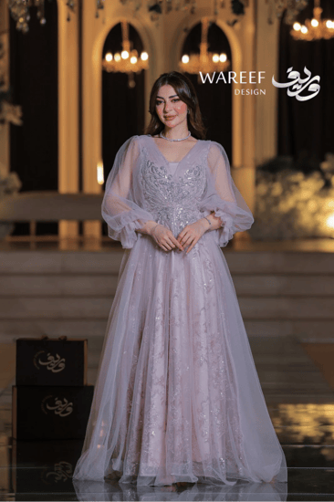 فستان سهرة لحمي طويل أوف شولدر أكمام شفافة مطرزة بالفضة