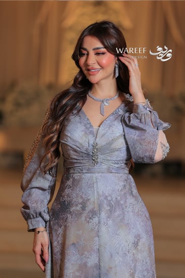 فستان فضي مشجر مع تطريز راقي عند الاكمام