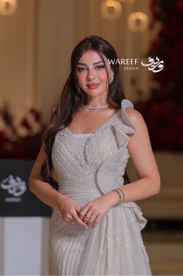 فستان ملكي فضي بتطريز لامع وقصّة درابيه أنيقة