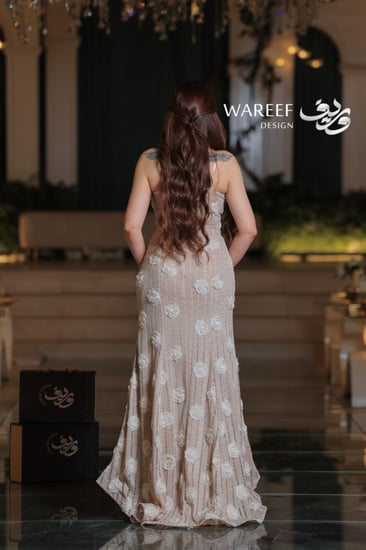 فستان سهرة بيج مزين بورود ثلاثية الأبعاد بتصميم أنثوي ناعم