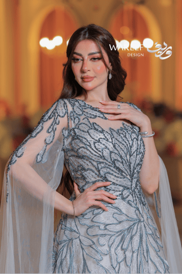 فستان طويل بتطريز يدوي تيفاني بتصميم أوراق متداخلة مع كاب شفاف ملكي