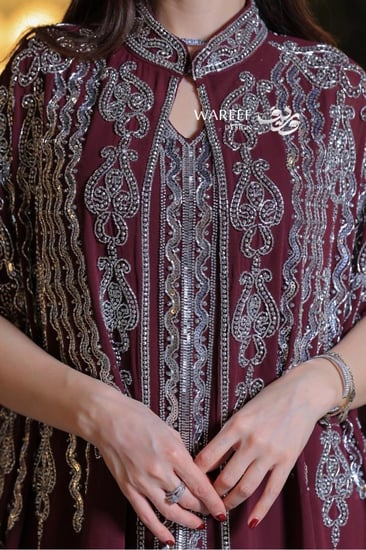 جلابية فاخرة بتطريز ملكي وتصميم قطعتين