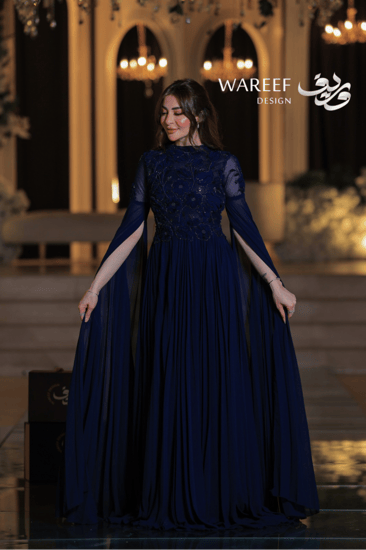 فستان سهرة ازرق طويل ملكي ناعم مع أكمام شفافة مزخرفة