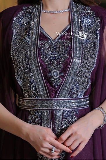 جلابية بتطريز فاخر وأكمام كاب شفافة