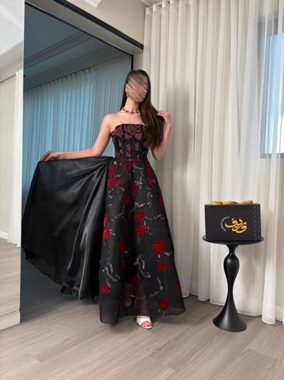 فستان سهرة أسود بتطريز أحمر فاخر وتصميم كورسيه