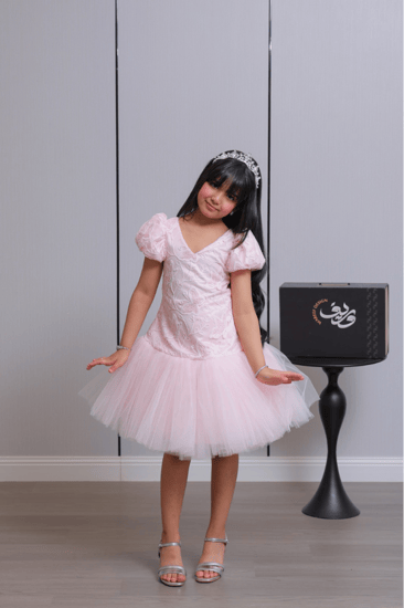 فستان بناتي وردي بتصميم تول أميري وتنورة منفوشة