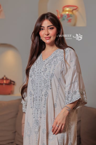 جلابية رمادية فاتحة بتطريز فضي متناثر وقصة انسيابية راقية