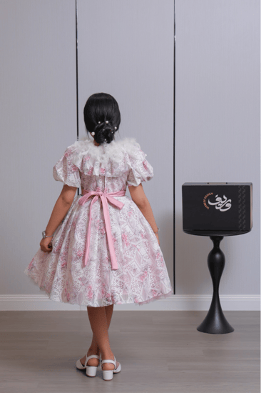 فستان بناتي مزهر بياقة ريش ناعمة وتصميم كلاسيكي أنيق