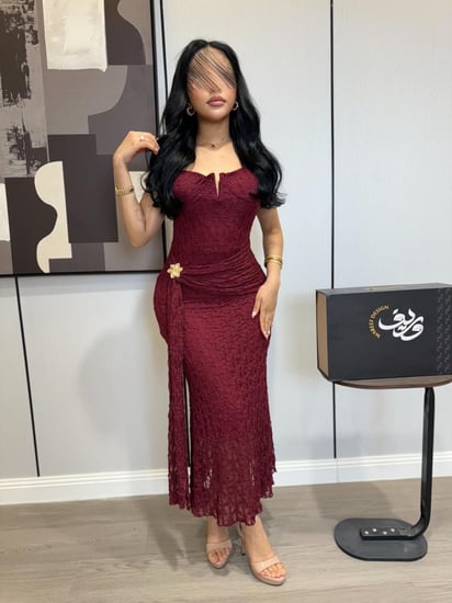 فستان كريمي دانتيل بقصة كورسيه وتفصيلة جانبية