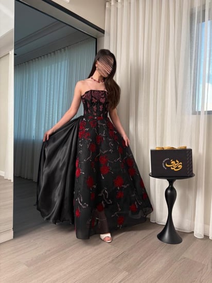 فستان سهرة أسود بتطريز أحمر فاخر وتصميم كورسيه