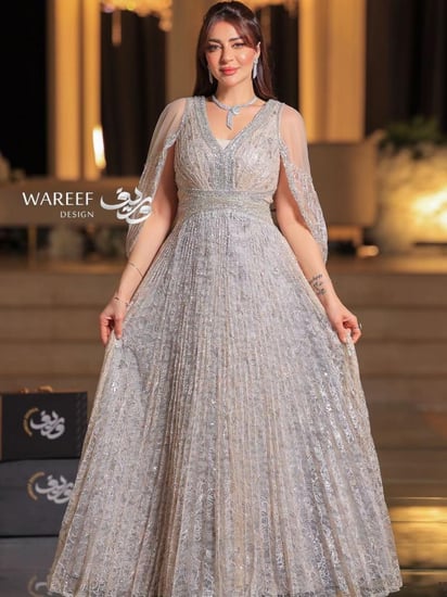 فستان فضي طويل بتطريز لامع وأكمام واسعة – أناقة فاخرة بقصة V
