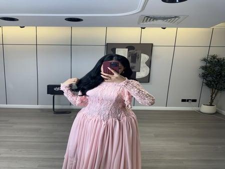 فستان وردي بتطريز ناعم وتنورة بليسيه