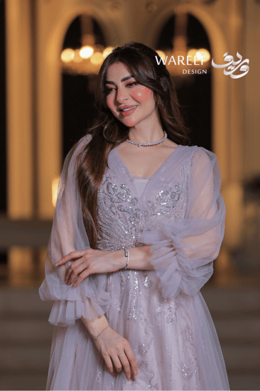 فستان سهرة لحمي طويل أوف شولدر أكمام شفافة مطرزة بالفضة