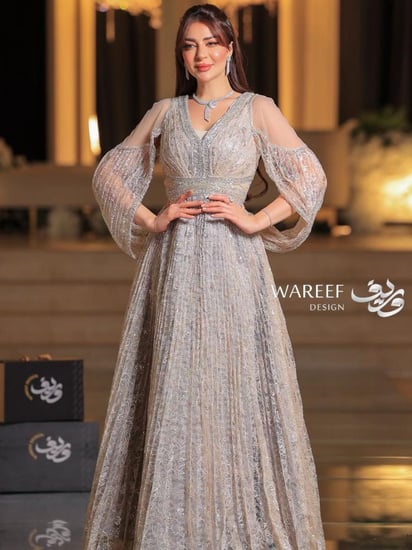 فستان فضي طويل بتطريز لامع وأكمام واسعة – أناقة فاخرة بقصة V