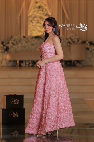 فستان وردي مزين بالورود الانيقة