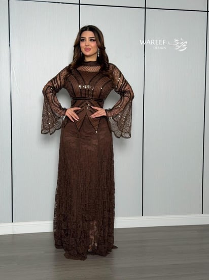 فستان سهرة بني مزخرف بالتطريزات اللامعة