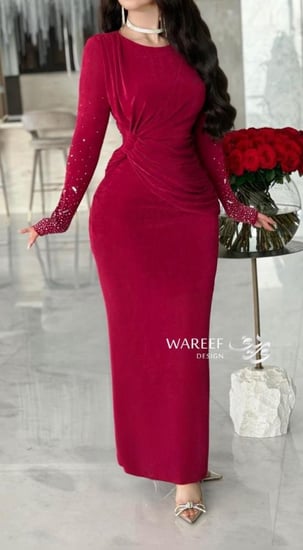 فستان ناعم عنابي بتصميم ملفوف ولمسة كريستالية أنيقة