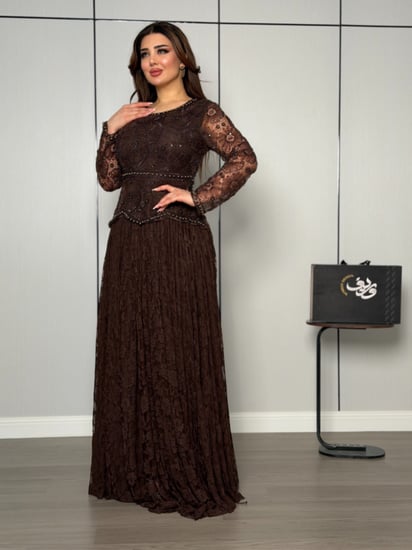فستان بني شوكولاتة بدانتيل فاخر وتطريز خرزي راقٍ