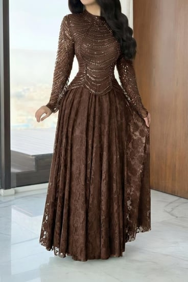 فستان سهرة بتطريز لؤلؤي وياقة عالية