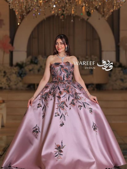 فستان ملكة  اللون الزهري بالشك المشجر