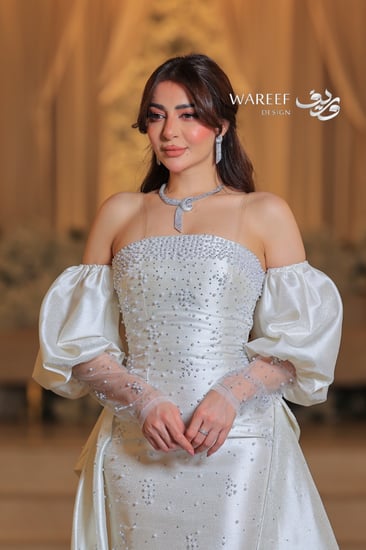 فستان سكري ضيق مع ذيل واكمام منفصله مزين بالقصوص - لمسة فاخرة تبرز جمالك