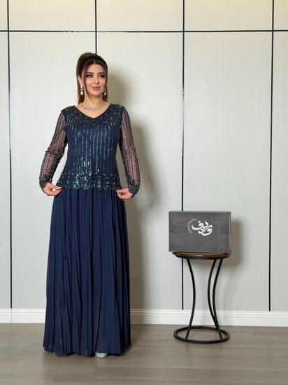 فستان ناعم  كحلي بتطريز لامع وأكمام شفافة فاخرة