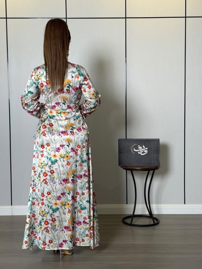 جلابية طويلة بطبعة زهور ربيعية أنيقة
