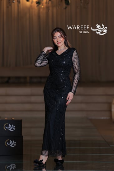 فستان سهرة أسود طويل ضيق وأكمام طويلة