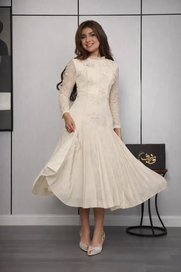 فستان ميدي خوخي دانتيل بزهور بارزة وتنورة بليسيه راقية