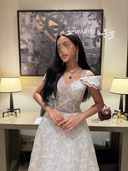 فستان سهرة ميدي بتطريز فاخر ولمسات لامعة بتصميم ملكي ناعم