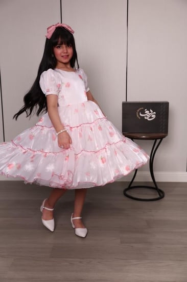 فستان بناتي بطبقات ناعمة ونقوش زهرية راقية