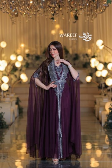 جلابية بتطريز فاخر وأكمام كاب شفافة